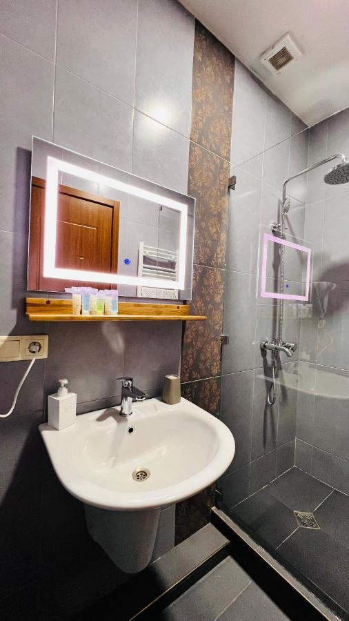 Point Hotel Tbilisi Esterno foto