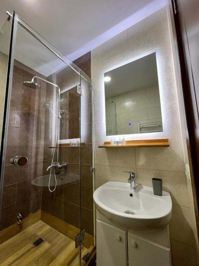 Point Hotel Tbilisi Esterno foto