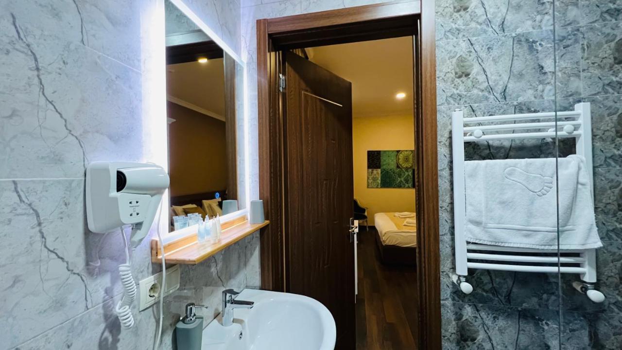 Point Hotel Tbilisi Esterno foto