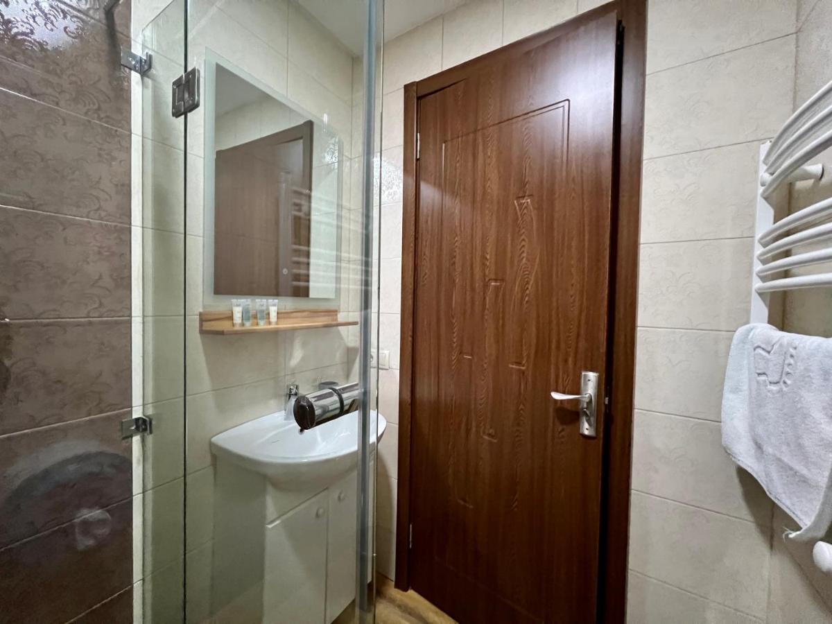 Point Hotel Tbilisi Esterno foto