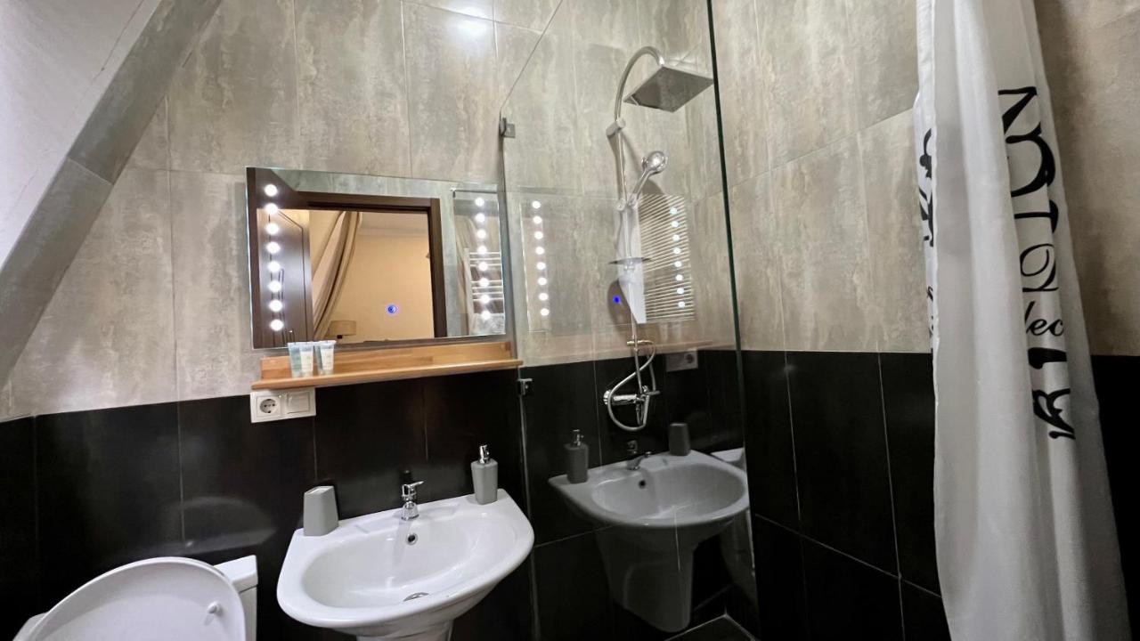 Point Hotel Tbilisi Esterno foto