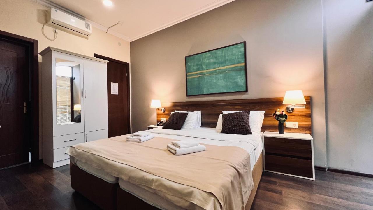 Point Hotel Tbilisi Esterno foto