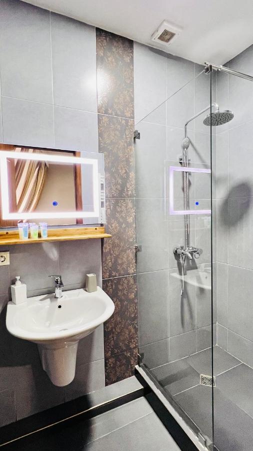 Point Hotel Tbilisi Esterno foto