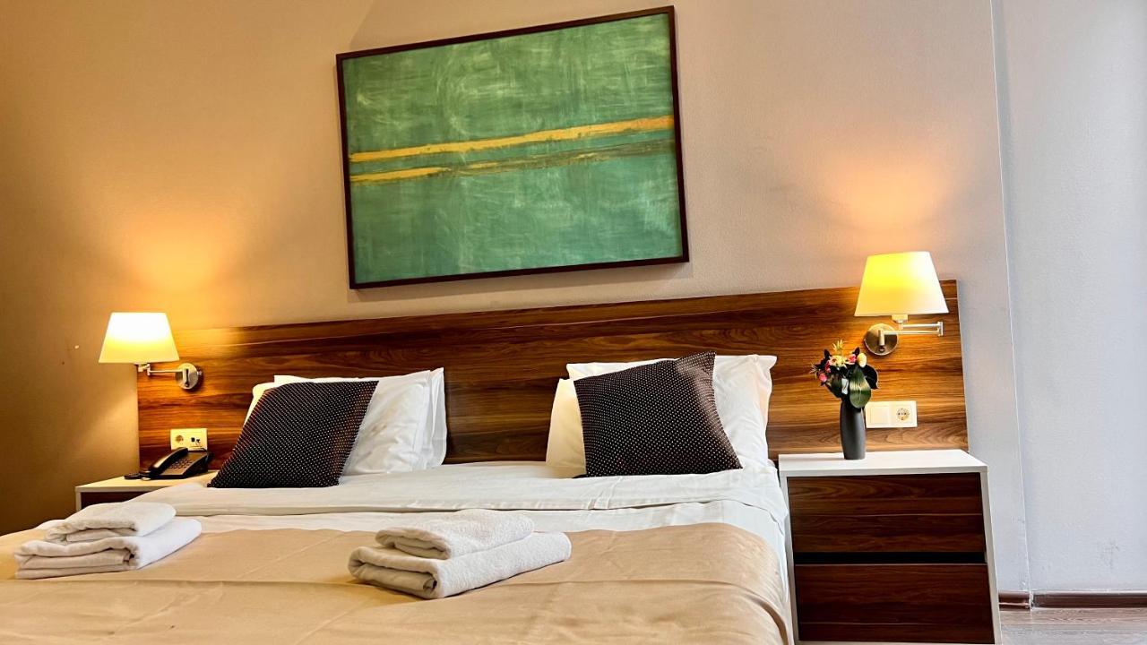 Point Hotel Tbilisi Esterno foto