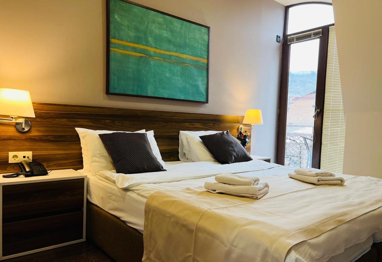 Point Hotel Tbilisi Esterno foto