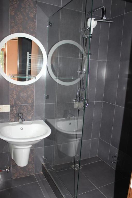 Point Hotel Tbilisi Esterno foto