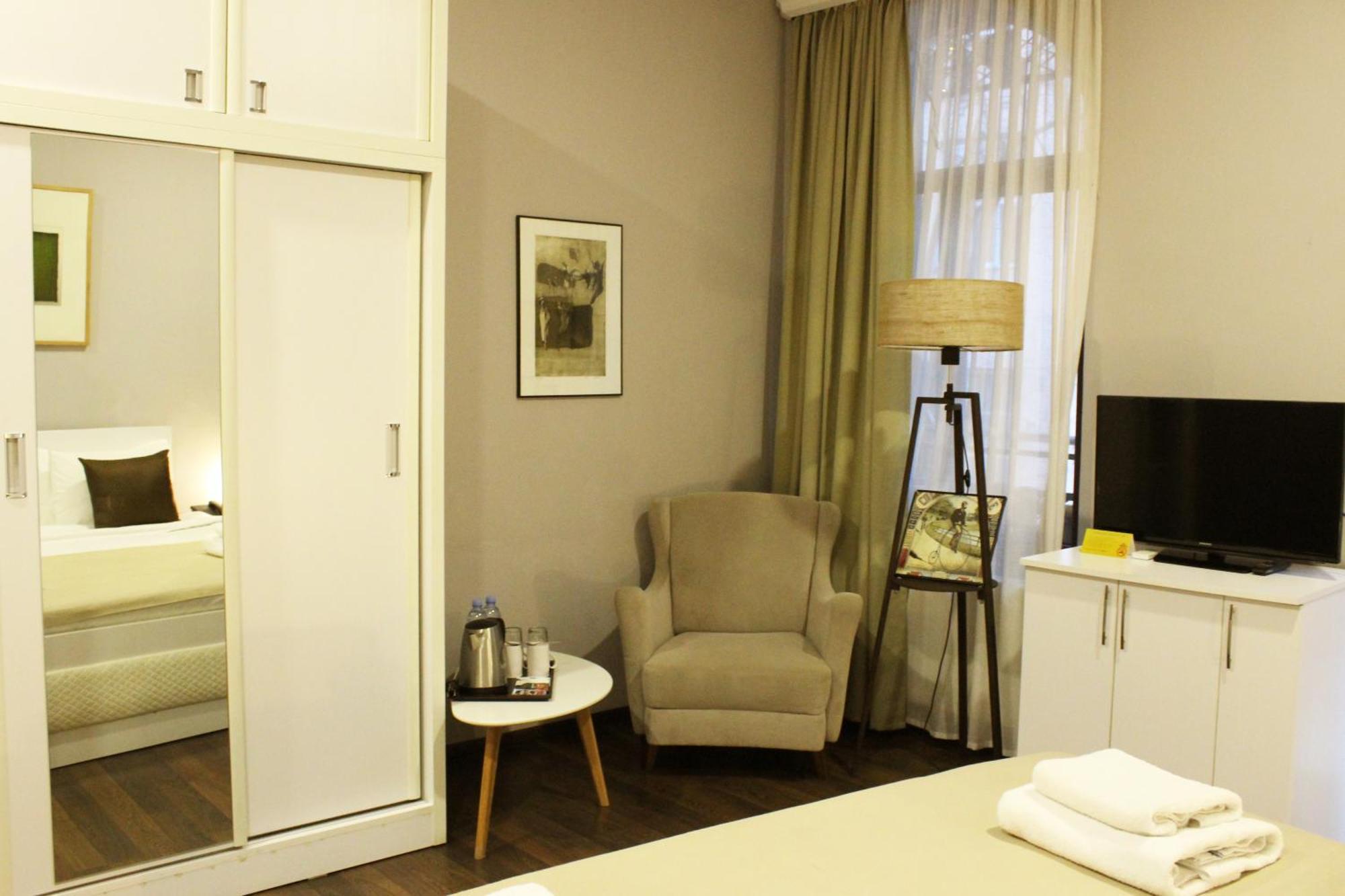 Point Hotel Tbilisi Esterno foto